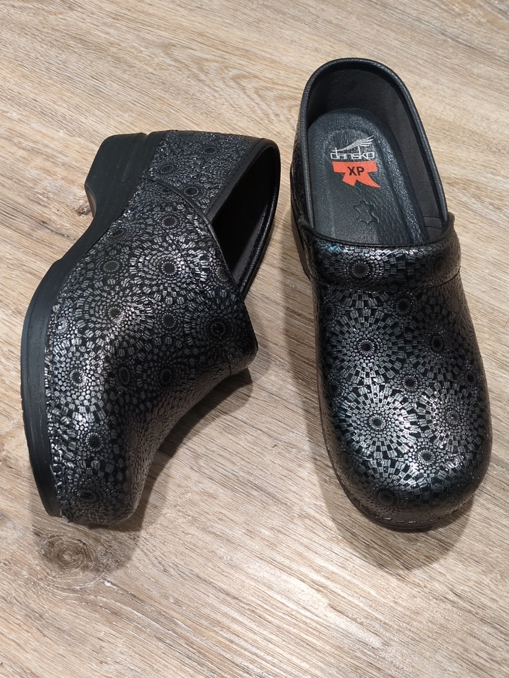 😎❤️🩶Dansko Black & Gray Embossed Mosaic XP Clogs Women's size 39 (8.5-9 US)😎